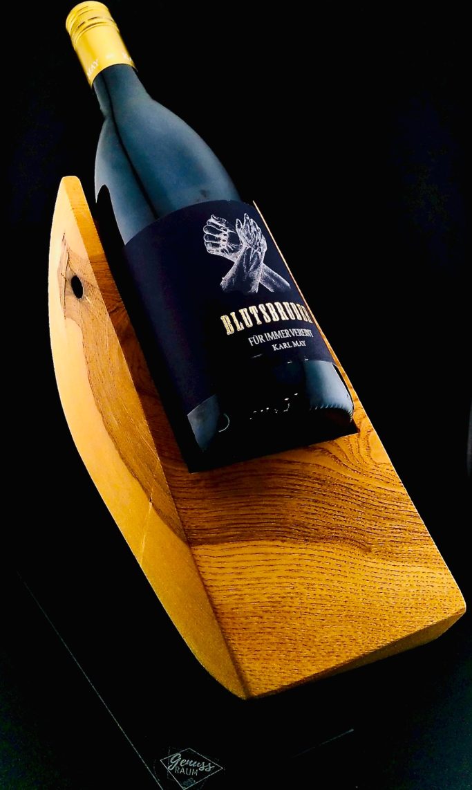 „Hochwertiger schwarz-matter Flaschenhalter mit eleganter Spirituosenflasche.“