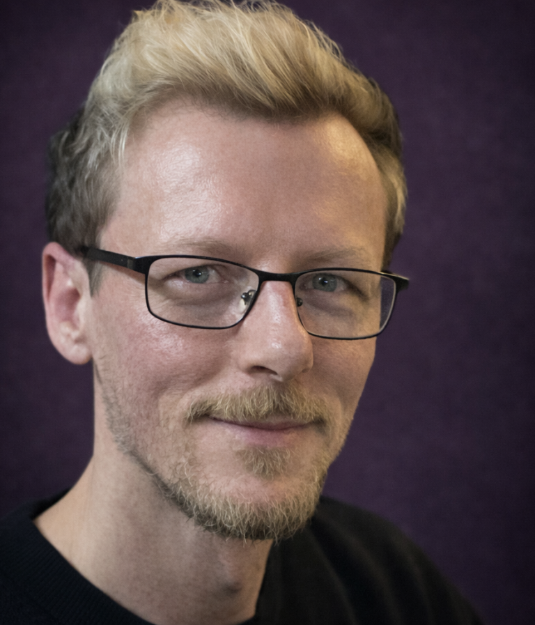 Porträt von Sascha Olschewski, Mitarbeiter im Verkauf des BSix® Conceptstores
