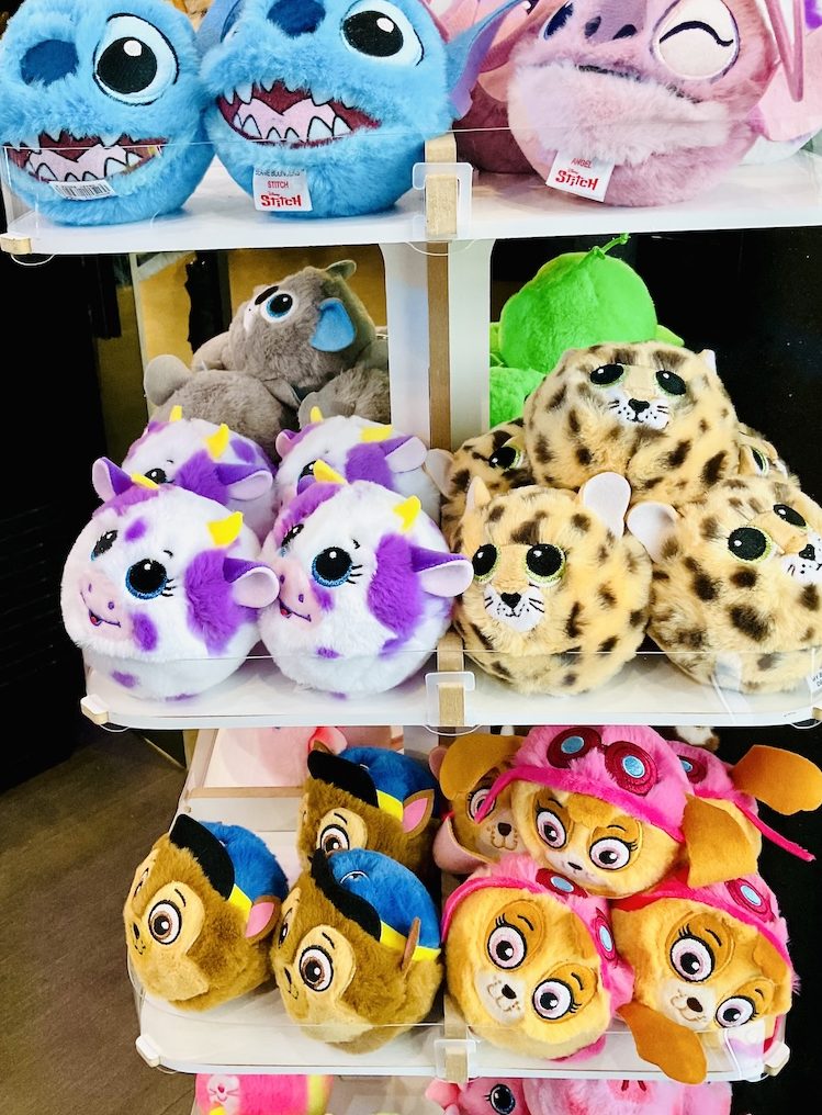 Plüschtiere in verschiedenen Tierformen und Farben auf Regaldisplay