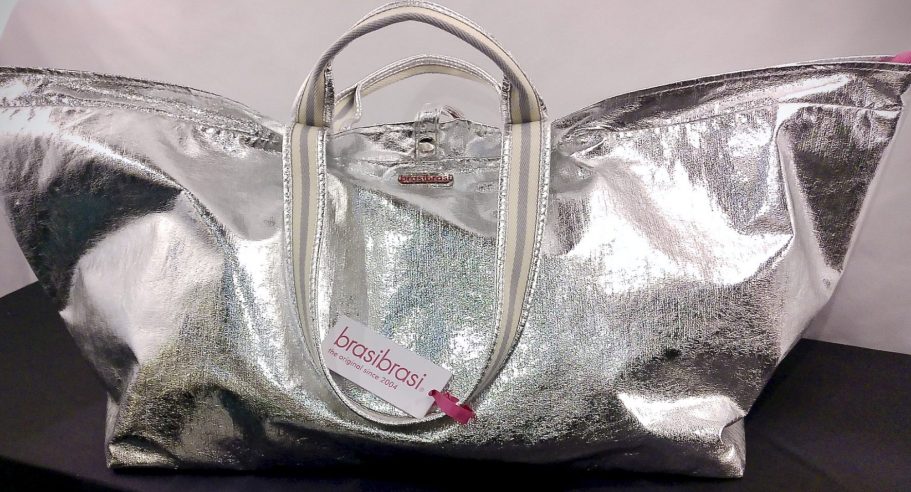 Silberfarbene Metallic-Tasche mit Tragegriffen und Reißverschluss, Frontansicht, Modell aus metallisch beschichtetem Material
