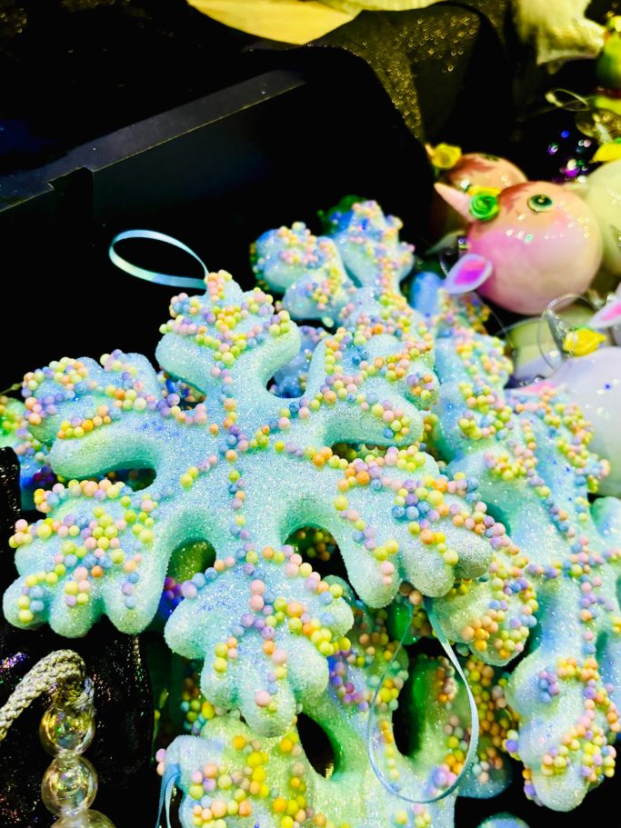 „Bunte Winterkekse und pastellfarbene Dekoration im weihnachtlichen BSix® Schaufenster.“