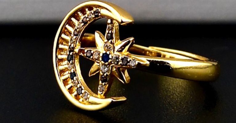 „Goldfarbener BSix® Statement-Ring mit Stern- und Mondmotiv auf Schmuckdisplay.“