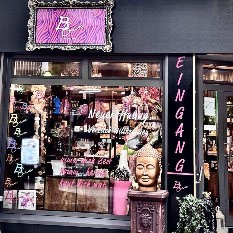 Farbenfroher Eingangsbereich des BSix® Conceptstores mit Pop-Art-Dekoration und modernen Kunstobjekten.
