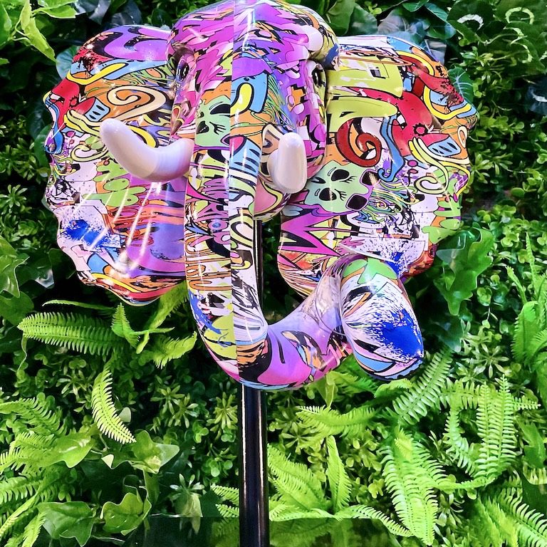 „Bunte Pop-Art Dekofigur in leuchtenden Farben im BSix® Conceptstore“