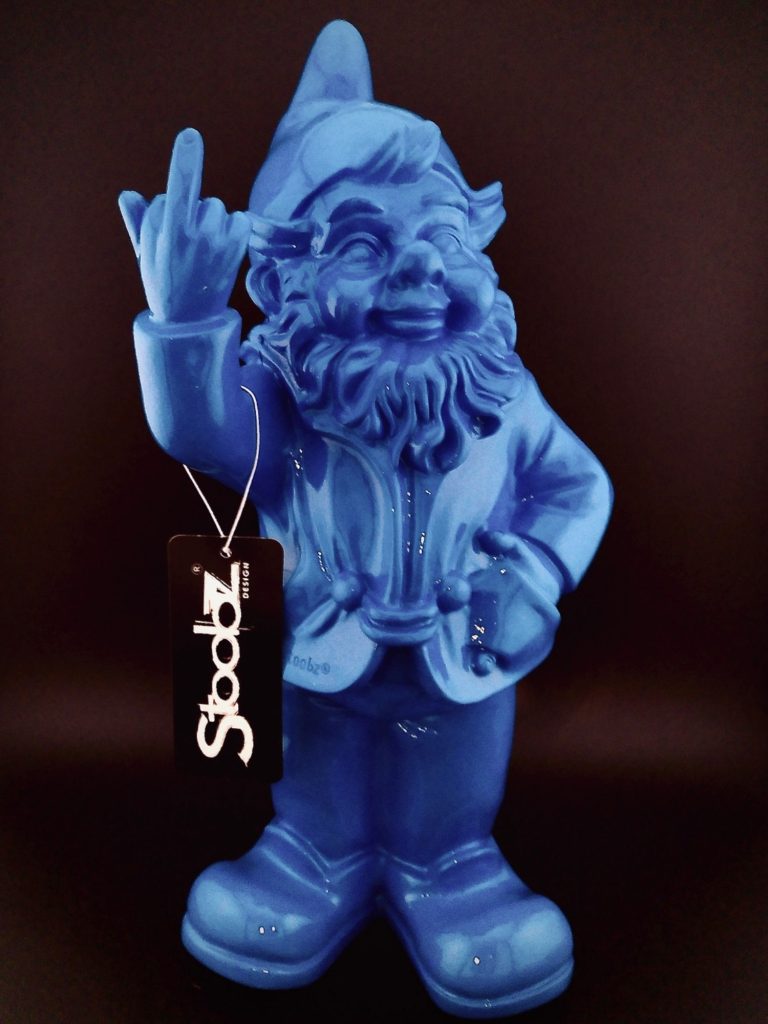Dekorative Figur in Blau in Zwergenform mit erhobener Hand, Frontansicht
