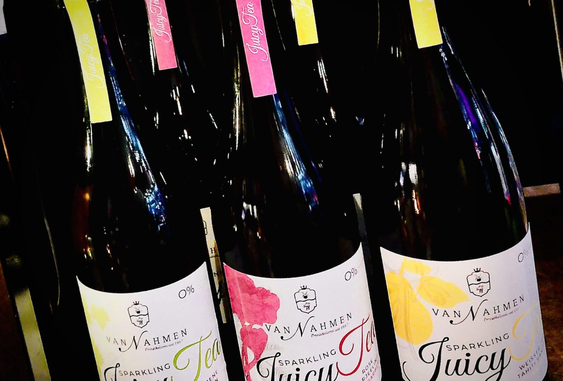 „Sortiment der Obstkelterei van Nahmen: verschiedene Flaschen naturbelassener Fruchtsaft- und Schorlenkreationen.“