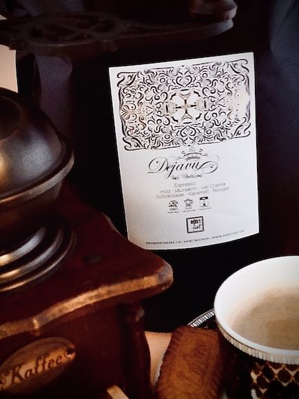 Kaffeeverpackung mit Etikett und Tasse auf Tischfläche