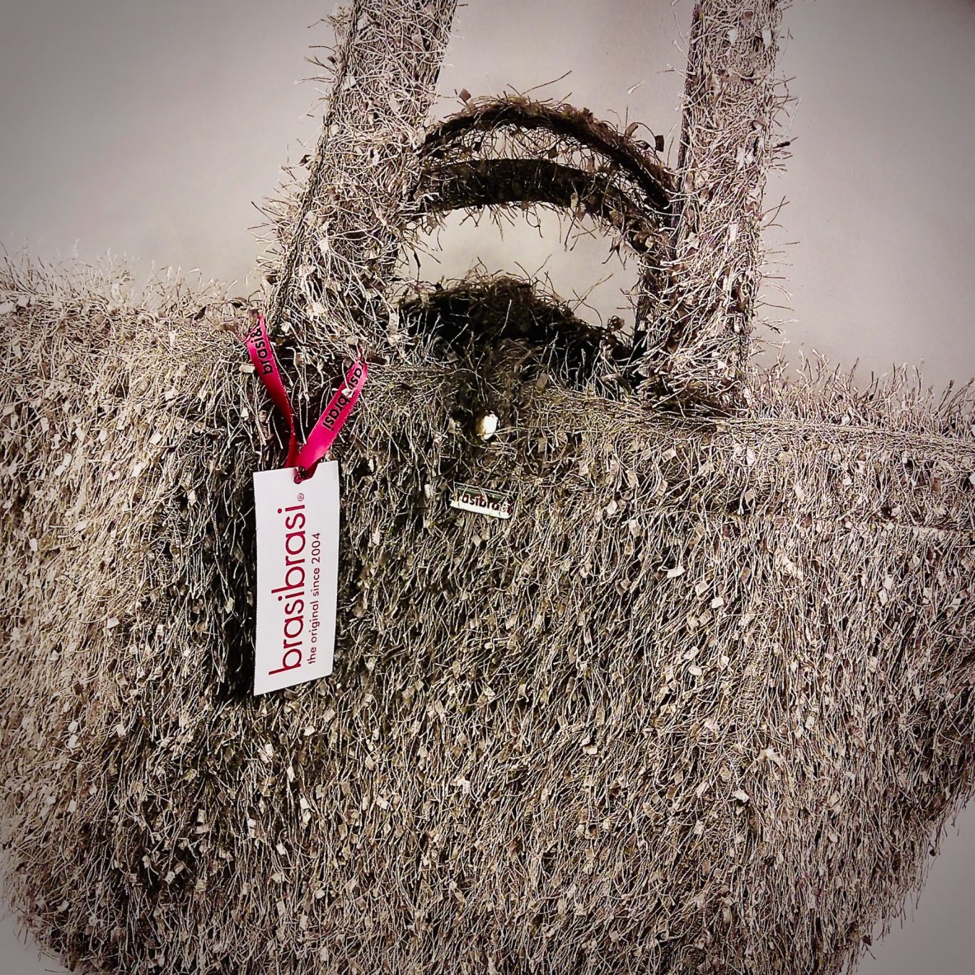„Großer Fluffy-Shopper von brasi&brasi® in Hellgrau mit weicher, fransiger Oberfläche im BSix® Conceptstore.“