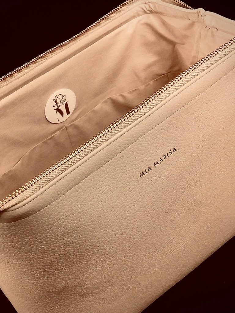 Kosmetiktasche aus Leder in Beige mit Reißverschluss, Innenansicht mit Stofffutter