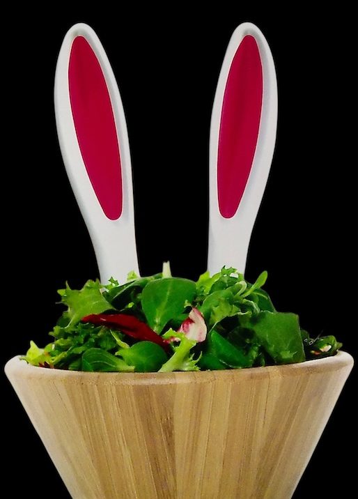 Schale aus Holz mit Salat und zwei Servierlöffeln in Hasenohren-Form