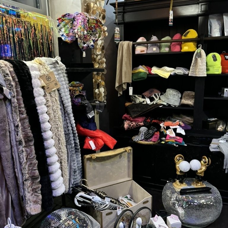 	•	
„Mode- und Accessoirebereich mit Schals, Mützen und Taschen im BSix® Conceptstore“