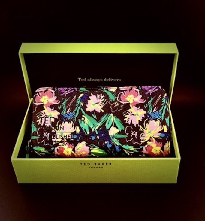 Portemonnaie mit floralem Muster in geöffneter Box