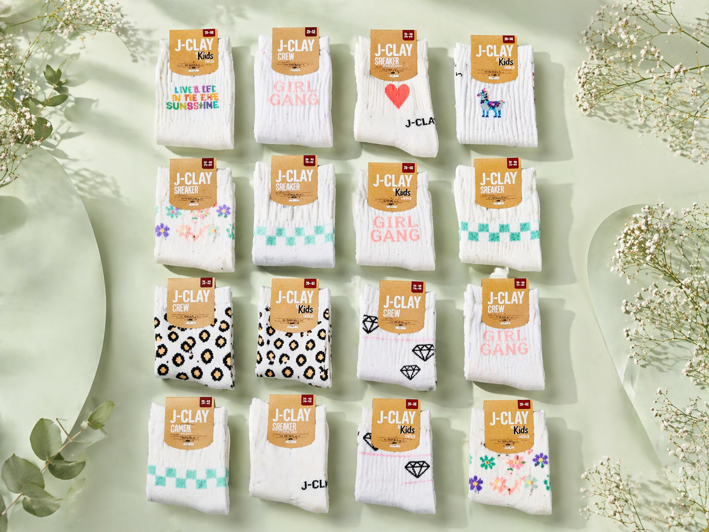 Socken in verschiedenen Ausführungen und Mustern, gefaltet und in Reihen angeordnet, mit Produktetiketten