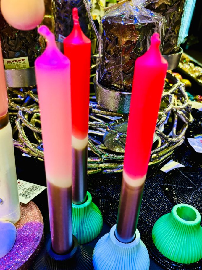 „Festliche rote und pinke Kerzen in dekorativer Weihnachtspräsentation im BSix® Conceptstore