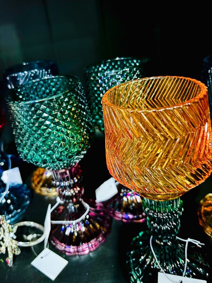 „Glitzernde, strukturierte Glasvase in Gold- und Grüntönen im BSix® Conceptstore.“