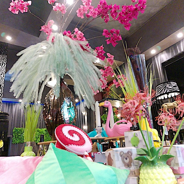 „Innenbereich des BSix® Conceptstores mit Pop-Art-Dekoration und bunt arrangierten Geschenkideen“