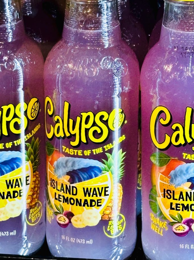 „Flaschen Calypso Island Wave Lemonade in kräftigen Farben im BSix® Conceptstore.“