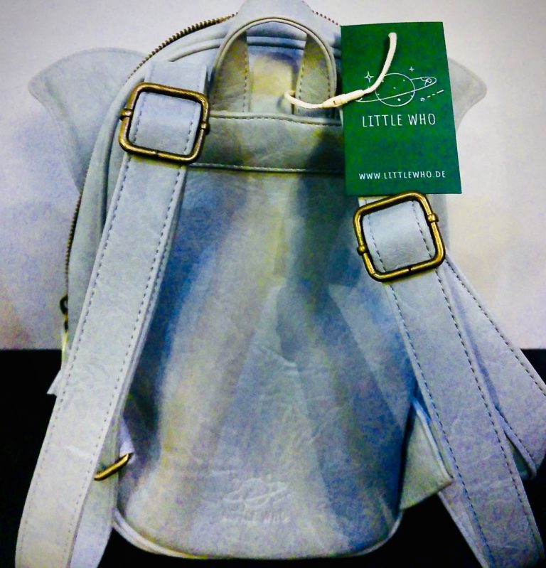 Kleiner Rucksack von Little Who®, Rückansicht mit verstellbaren Trägern und Markenanhänger