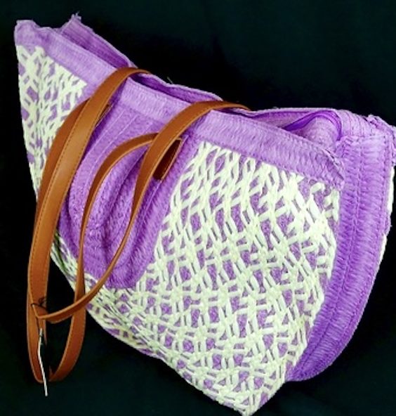 Tasche in Netzoptik mit Trageriemen