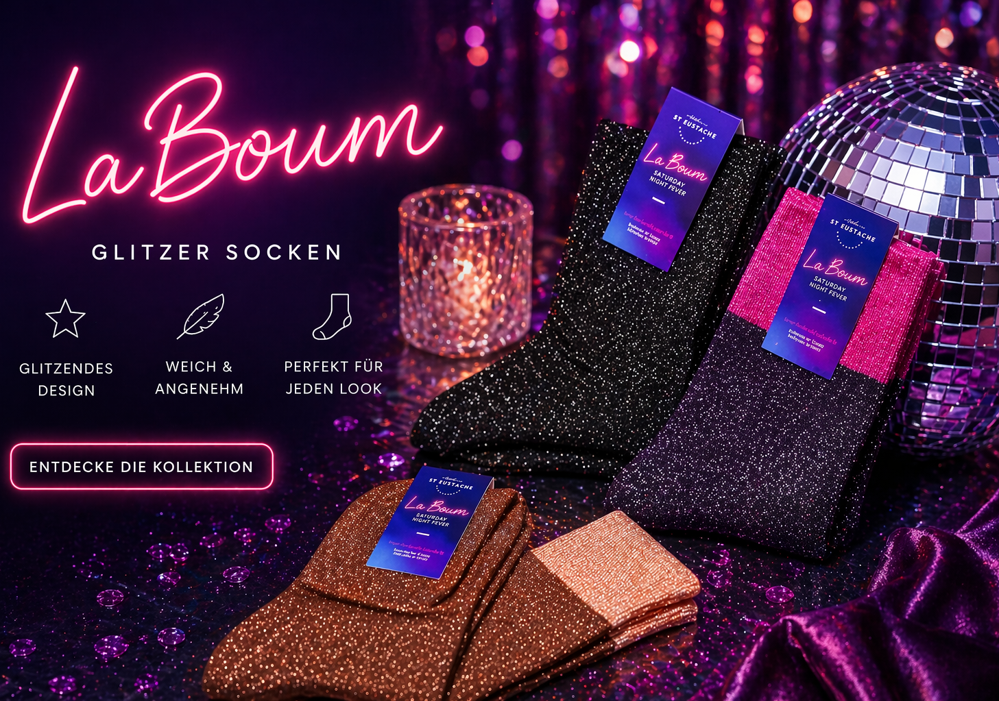 Glitzer Socken in verschiedenen Farben mit Produktverpackung auf dekorativem Hintergrund